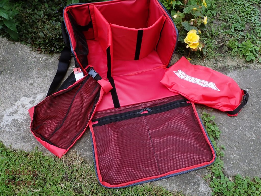 An interior view of the Maratona Minimo bag with accessory bags shown as well. 